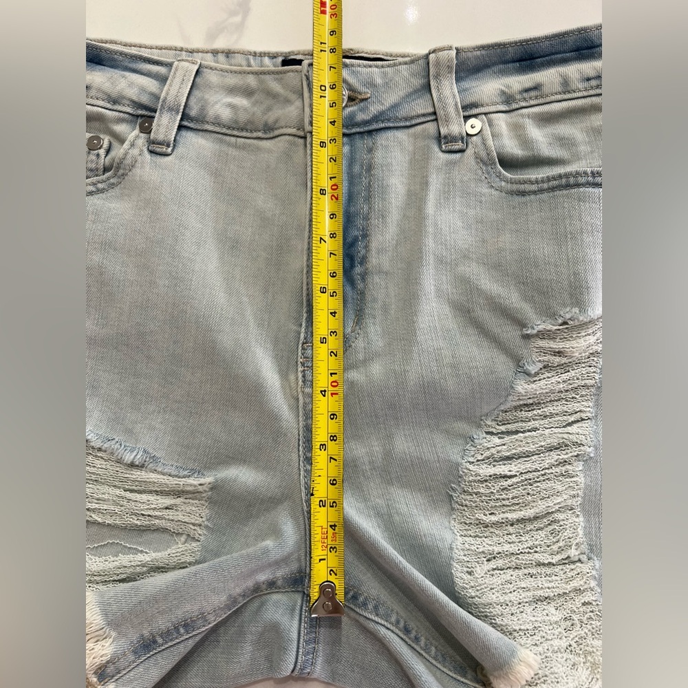 Nwot Indigo Rein stretchy distressed light blue shorts, size 11 - Picture 4 of 7